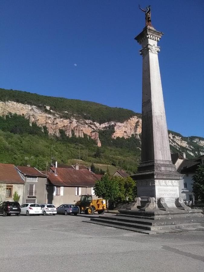A Deux Pas Du Rheby Hotel Villebois Bagian luar foto